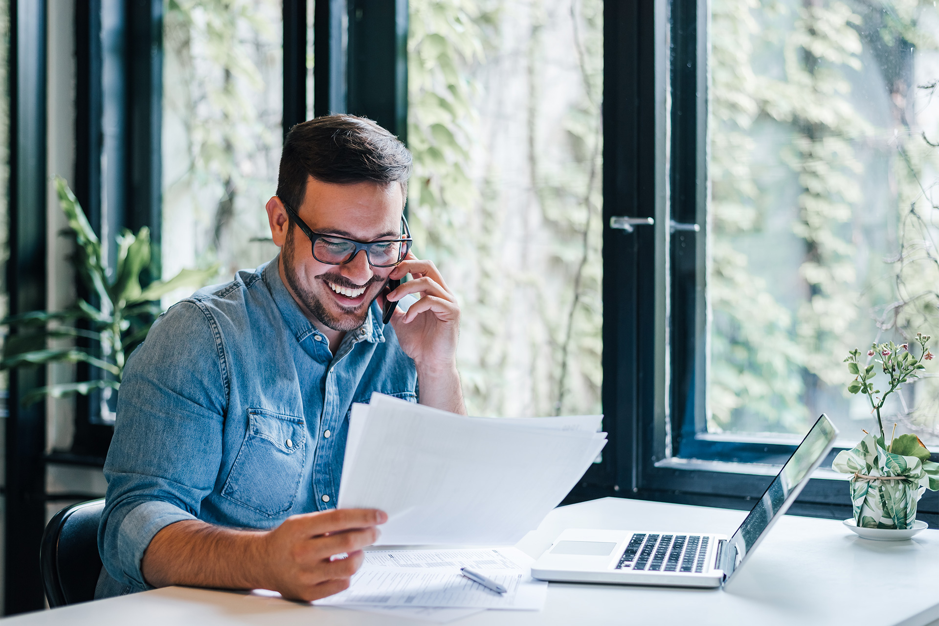 Un employé travaille de manière plus productive à partir de son bureau à domicile après avoir identifié son type de sommeil et adapté sa routine en conséquence.