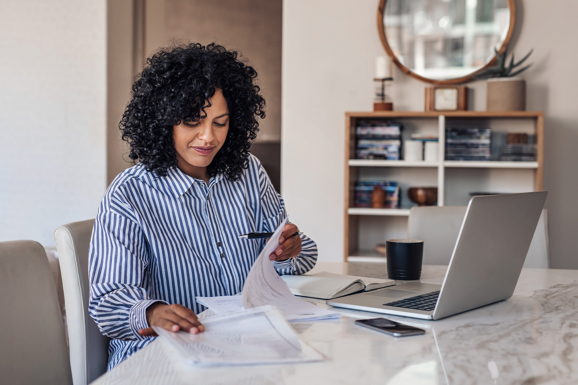 Un employé est en télétravail à partir de son domicile avec l'aide des conseils d'experts de LifeSpeak.