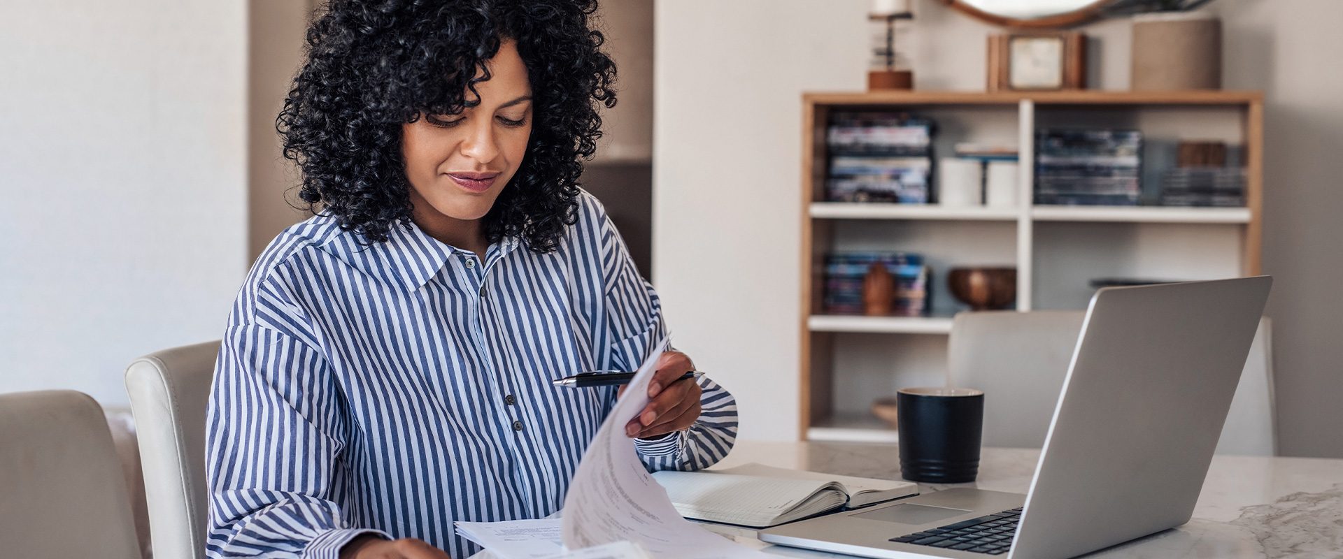 Un employé est en télétravail à partir de son domicile avec l'aide des conseils d'experts de LifeSpeak.